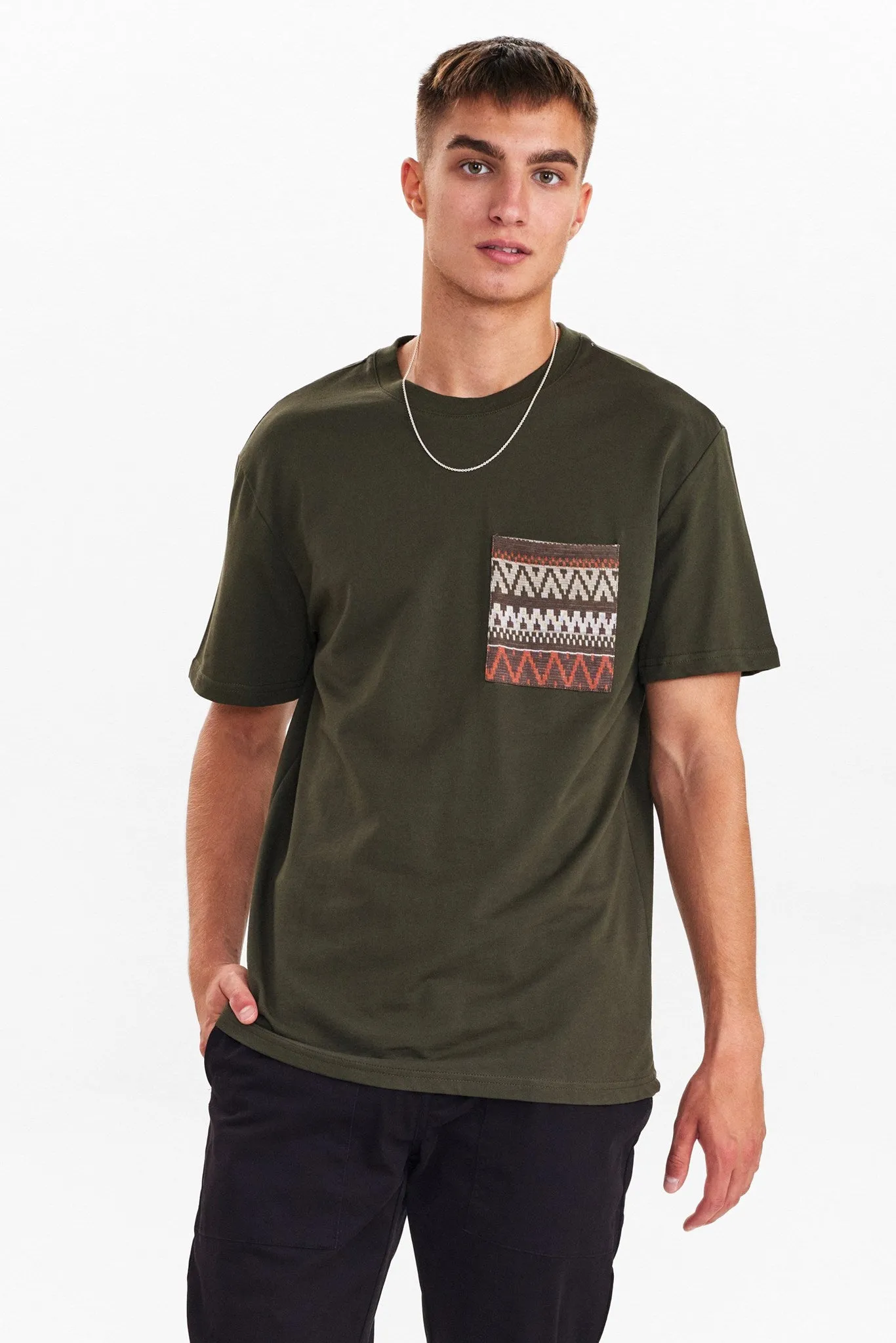 AKKIKKI PRINT POCKET TEE - Forest night