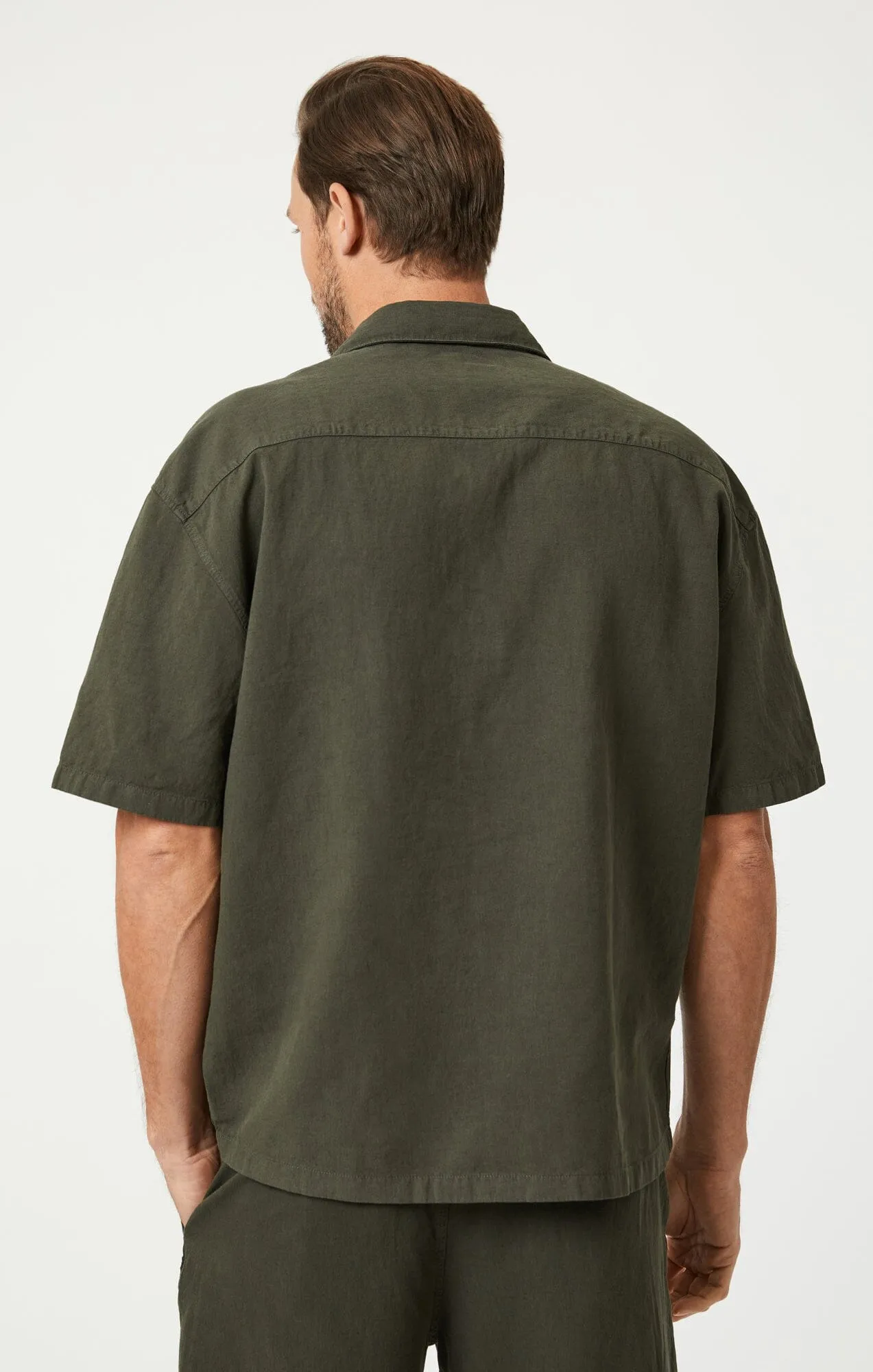 LINEN SHORT SLEEVE BUTTON-UP SHIRT IN ASPHALT