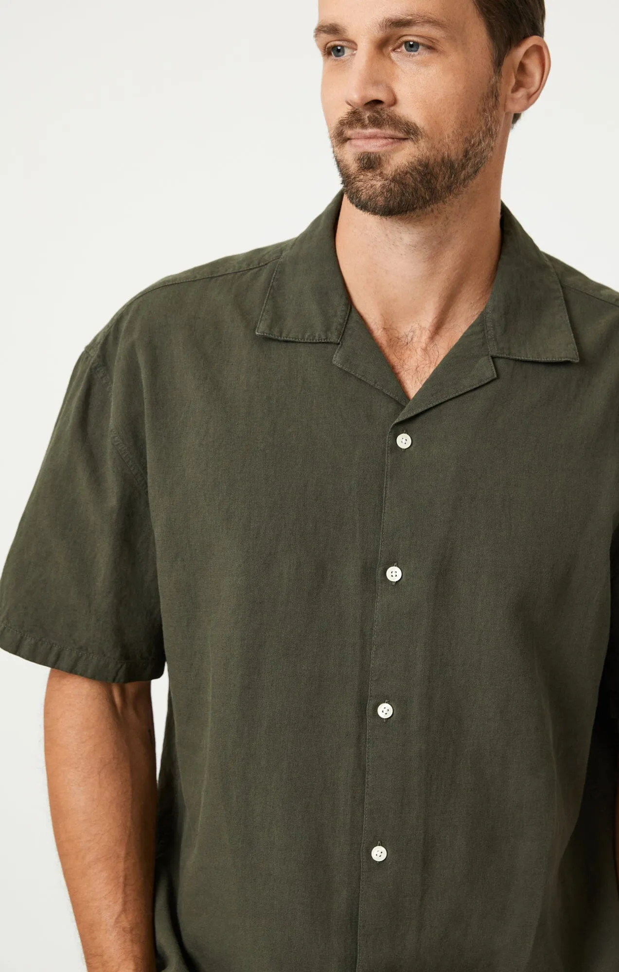 LINEN SHORT SLEEVE BUTTON-UP SHIRT IN ASPHALT